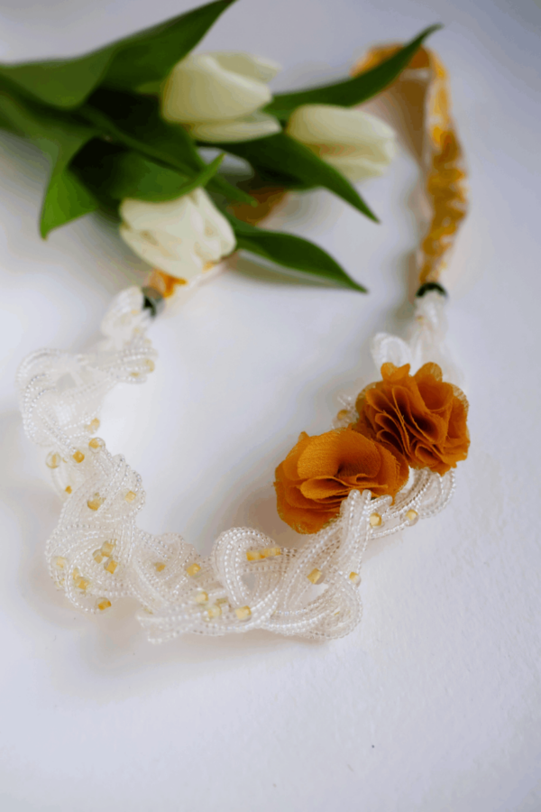 Korálkový náhrdelník s hnědooranžovým květem