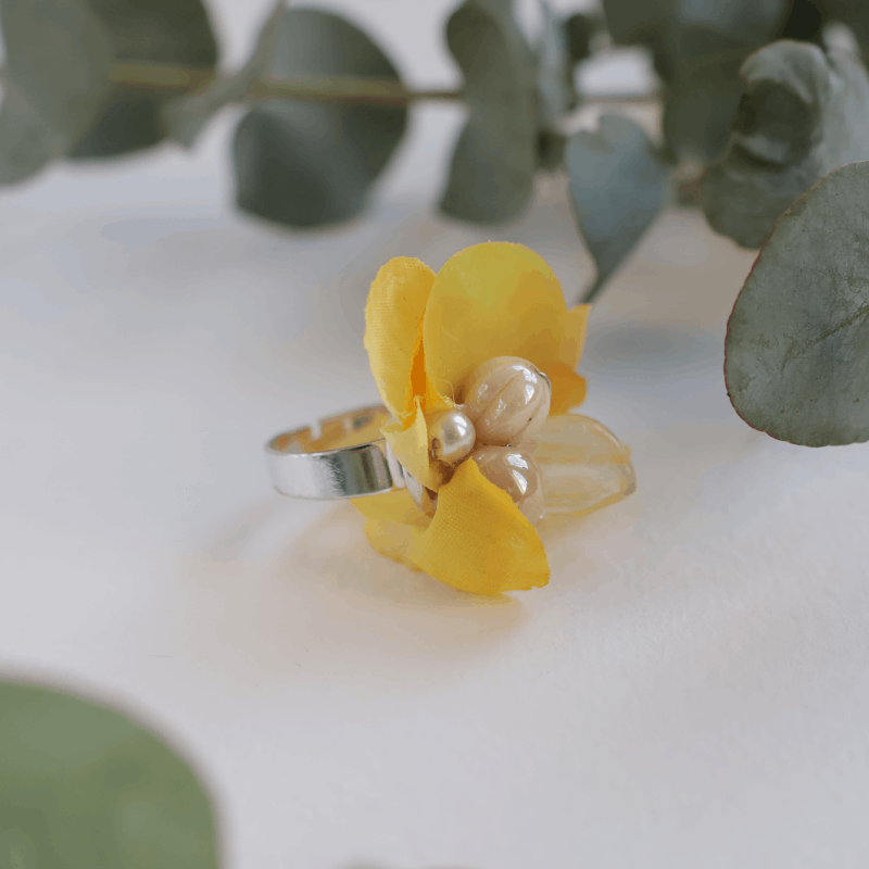 prstýnek se žlutým květem a korálky